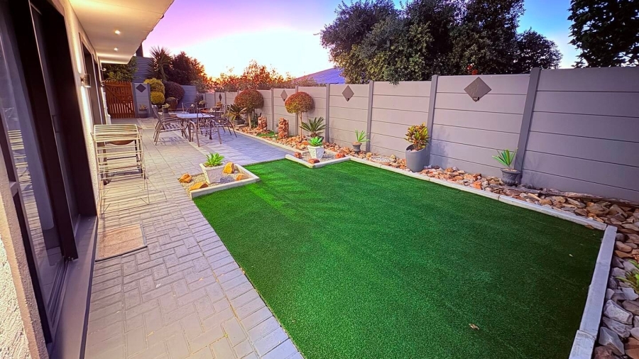5 Bedroom Property for Sale in Reebok Western Cape